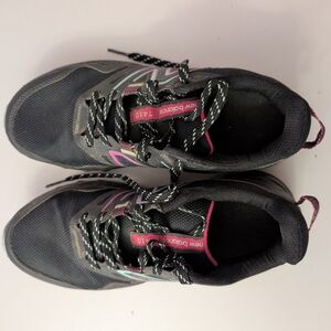 New Balance Women's Athletic Shoes in Black and Pink 8